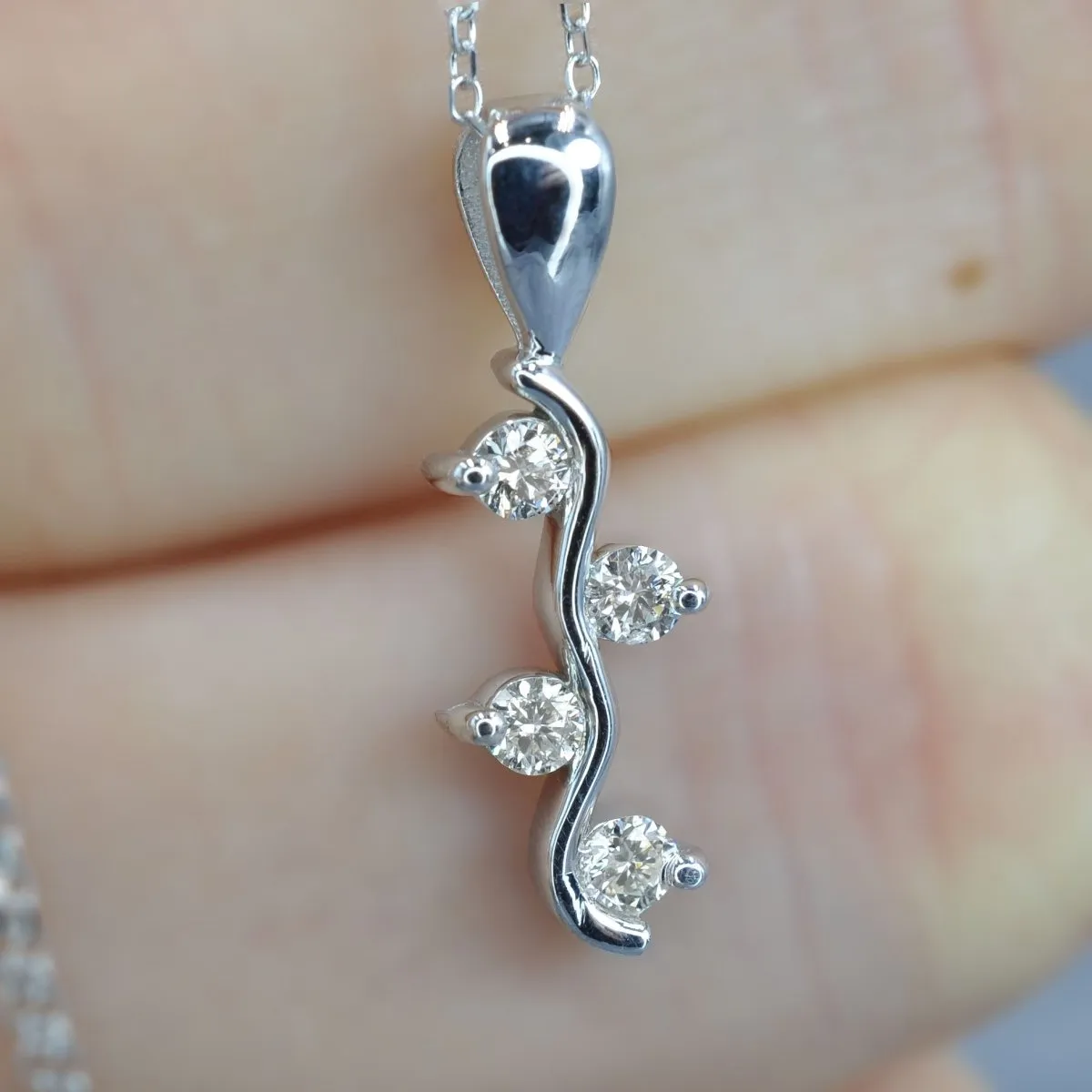 0.25 CT Round Cut Diamonds - Diamond Pendant