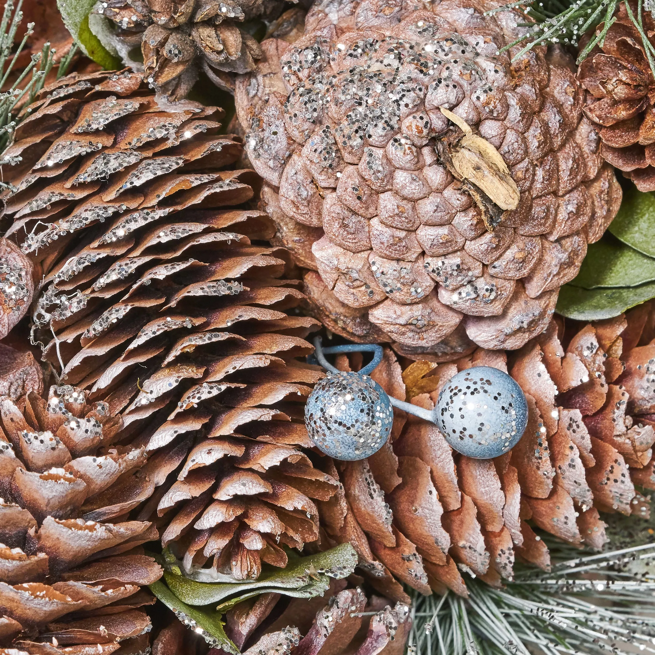 18.5 Inch Artificial Pinecone and Glitter Christmas Wreath