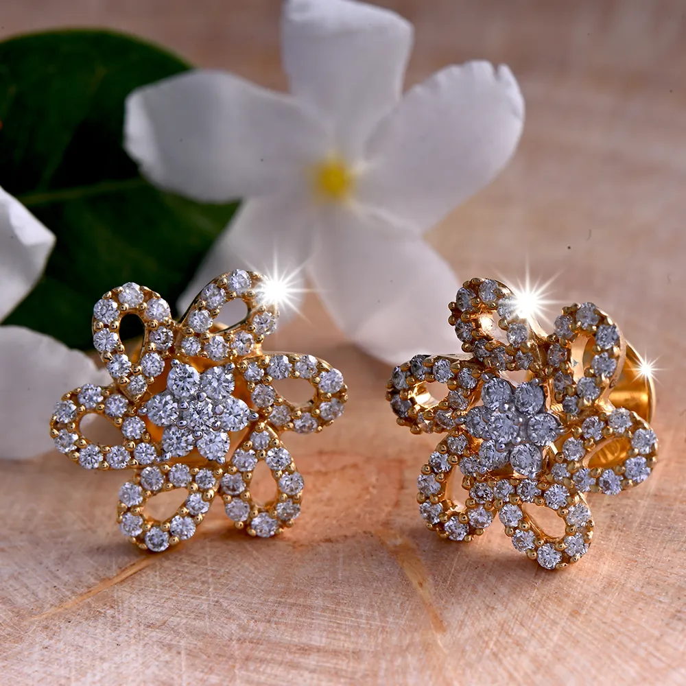 18k Delicate Flower Shape Diamond Earring.