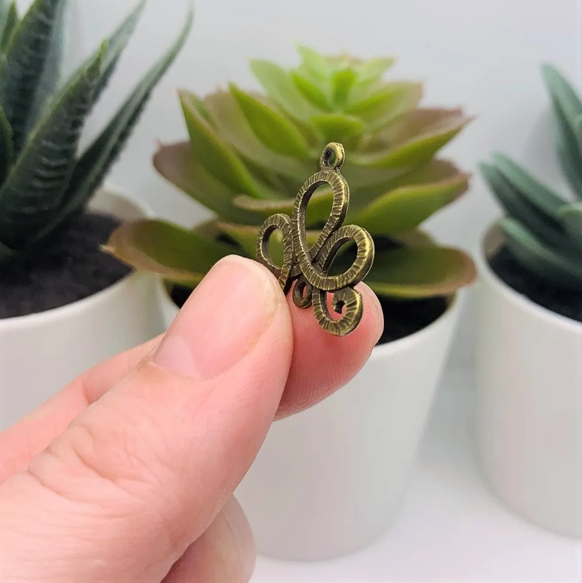 4, 20 or 50 Pieces: Bronze Decorative Knot Connector Charms