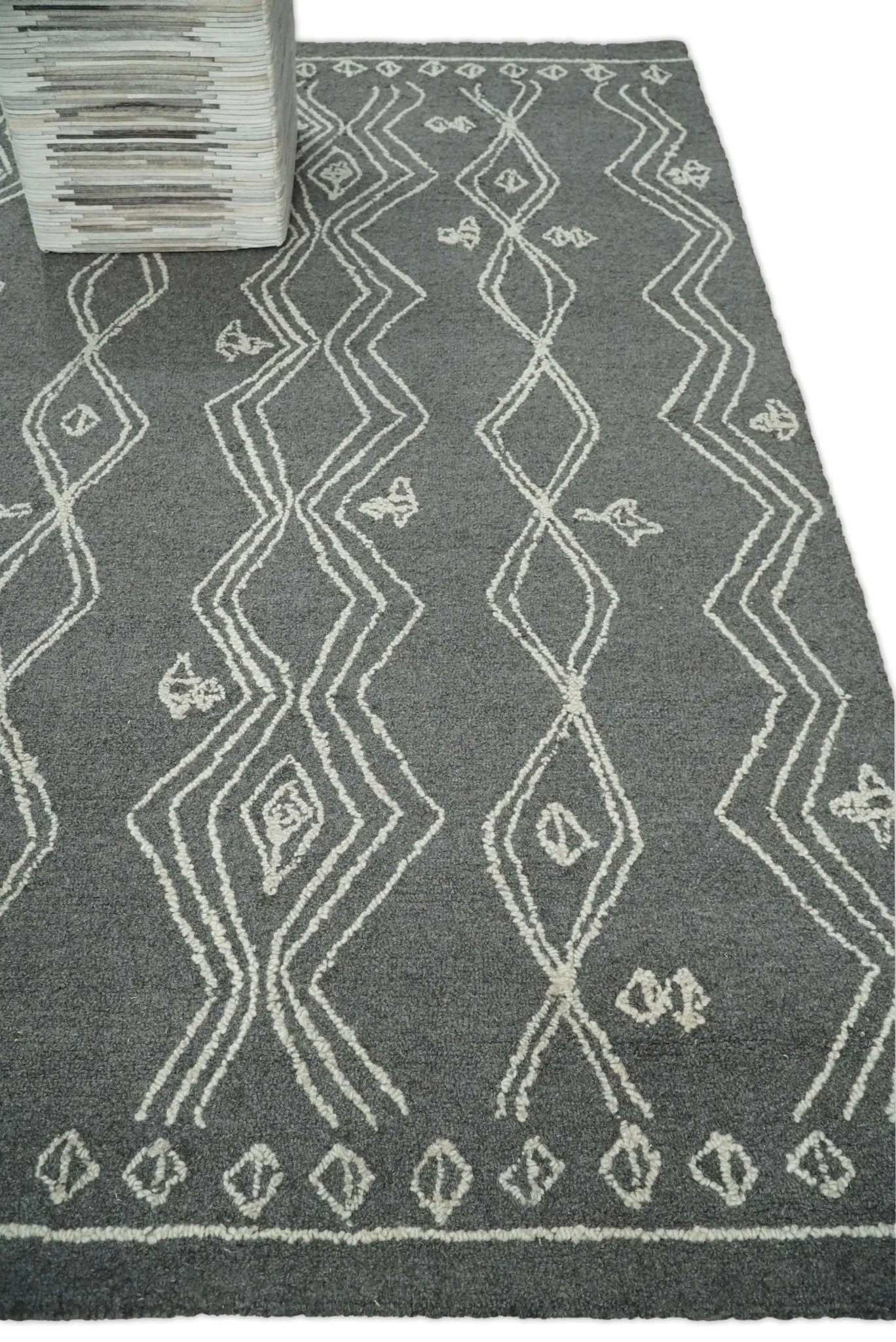 5x8 Gray and White Tribal Hand Hooked Textured Loop Area Rug | TRIB1