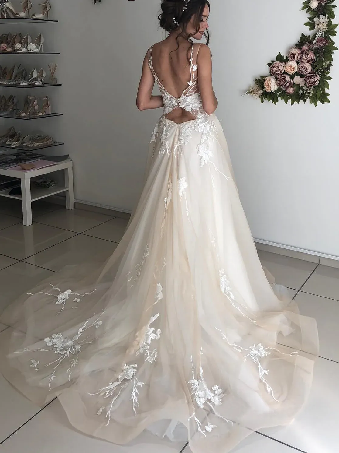 A Line Floral Appliques Beach Wedding Dresses Backless Tulle Wedding Gowns SED360