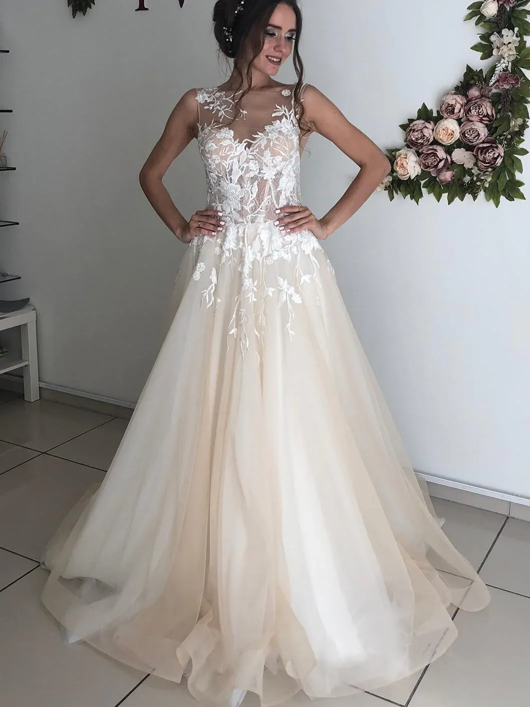 A Line Floral Appliques Beach Wedding Dresses Backless Tulle Wedding Gowns SED360