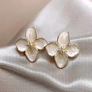 A&A Stylish Vintage Pearly White Flower Stud Earrings