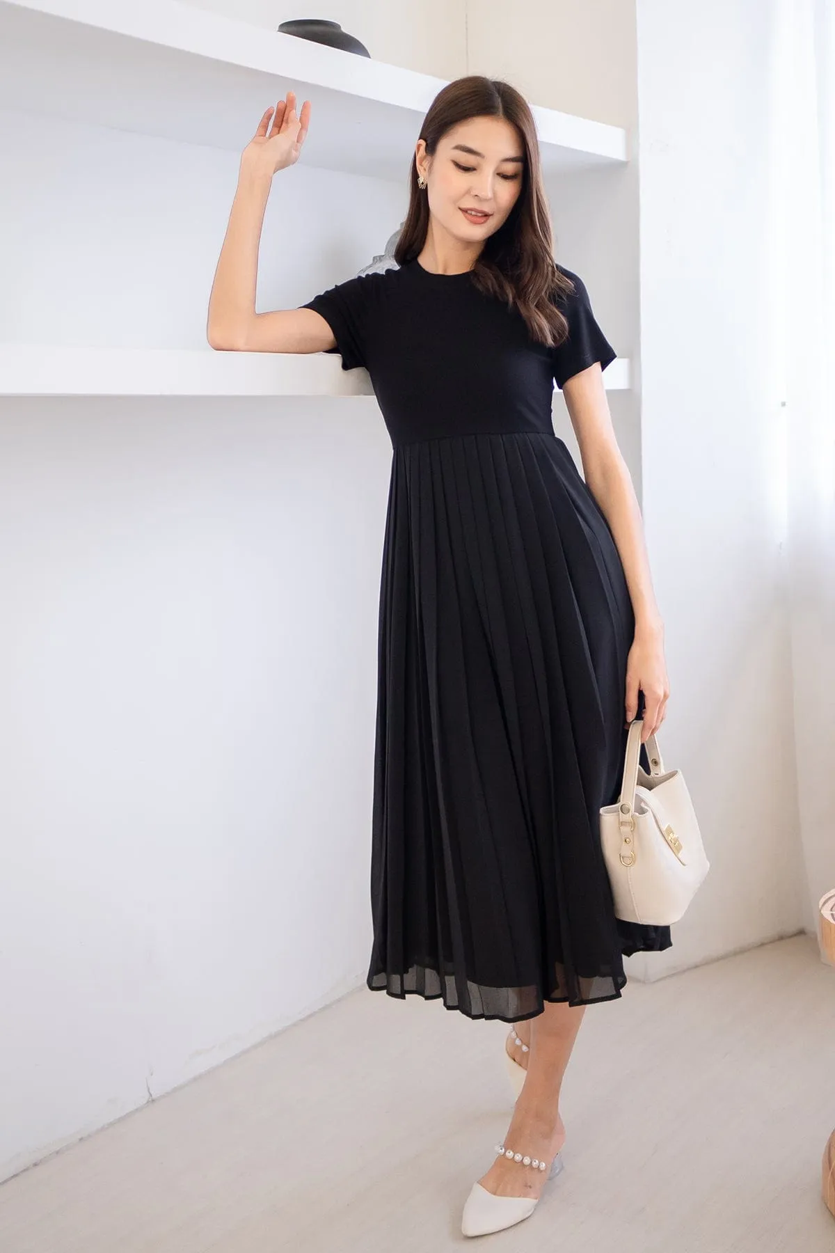 ADISON PLEATS MIDAXI DRESS IN BLACK