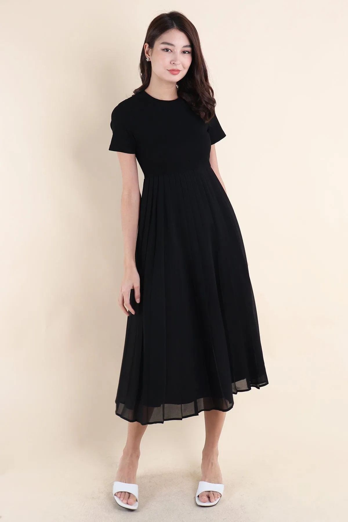 ADISON PLEATS MIDAXI DRESS IN BLACK