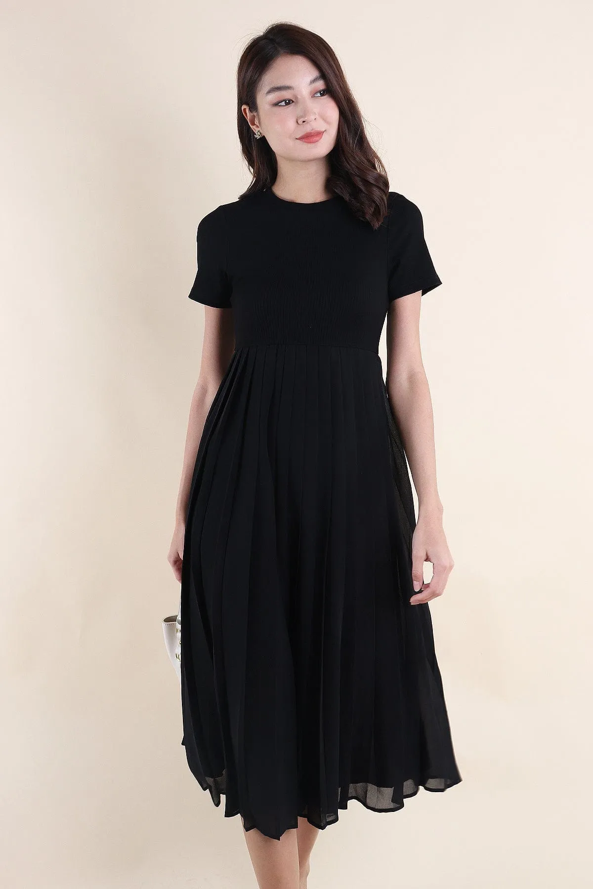 ADISON PLEATS MIDAXI DRESS IN BLACK