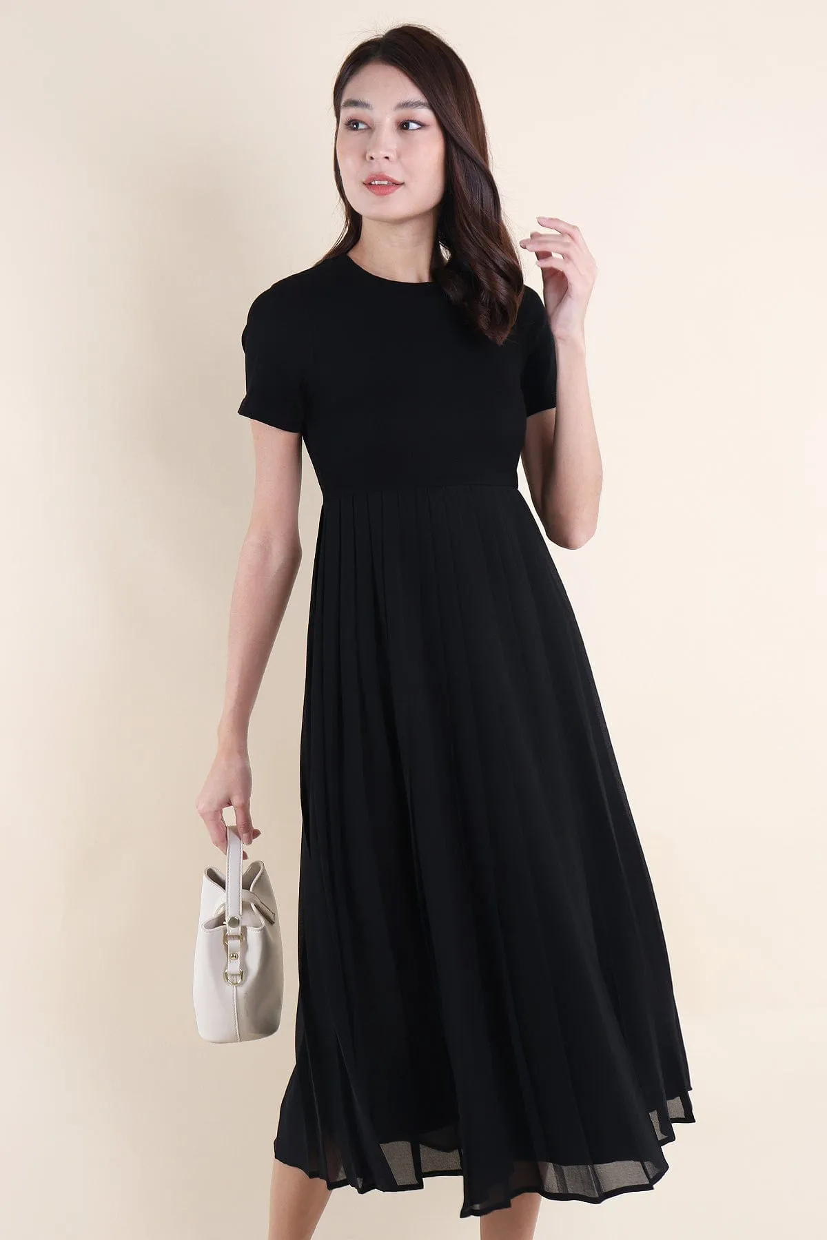 ADISON PLEATS MIDAXI DRESS IN BLACK