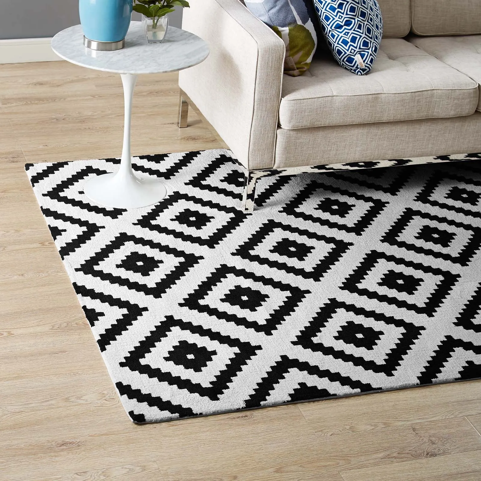 Alika Abstract Diamond Trellis 8x10 Area Rug Black and White