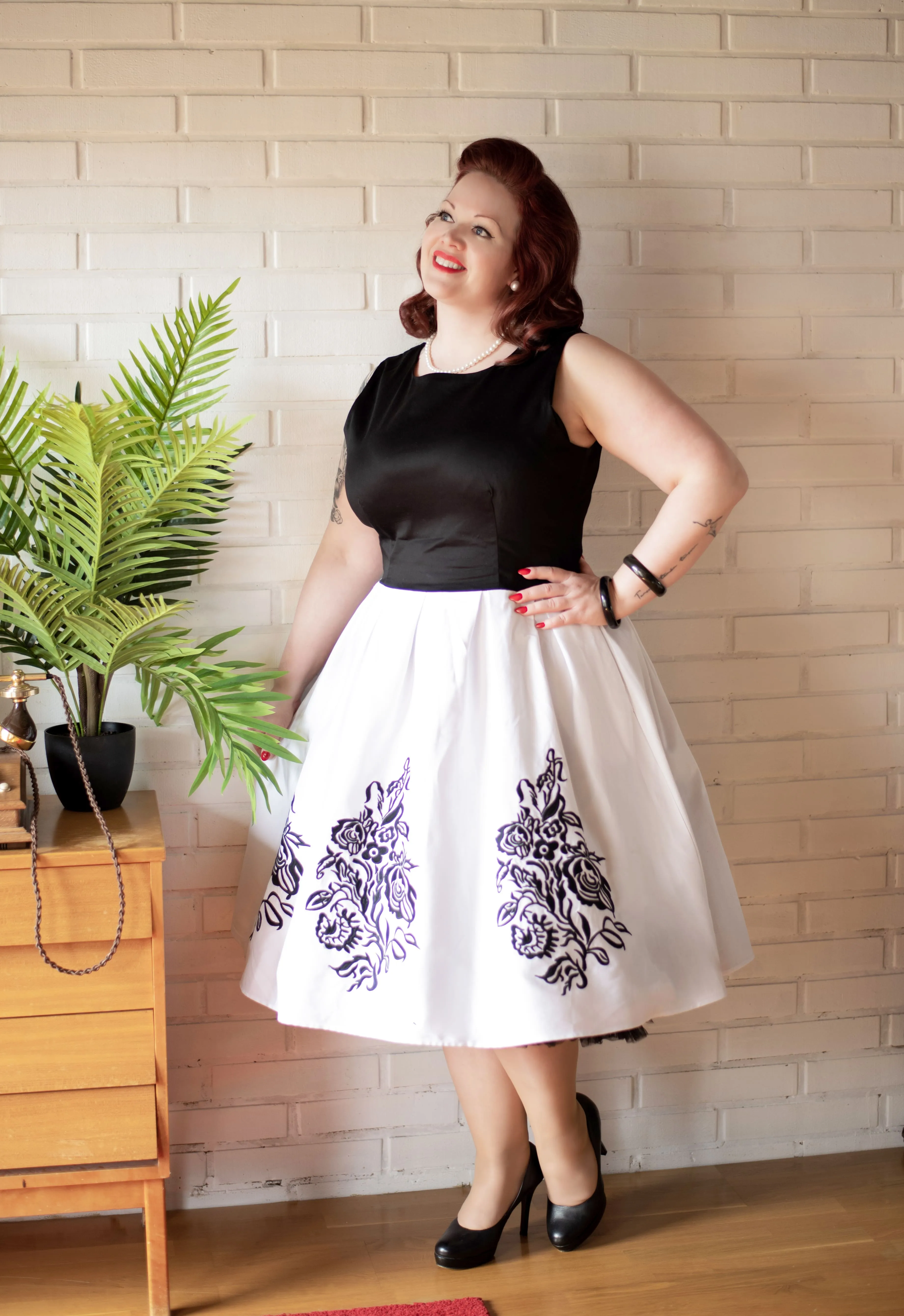 Annie Embroidered Roses Swing Dress in Black-White