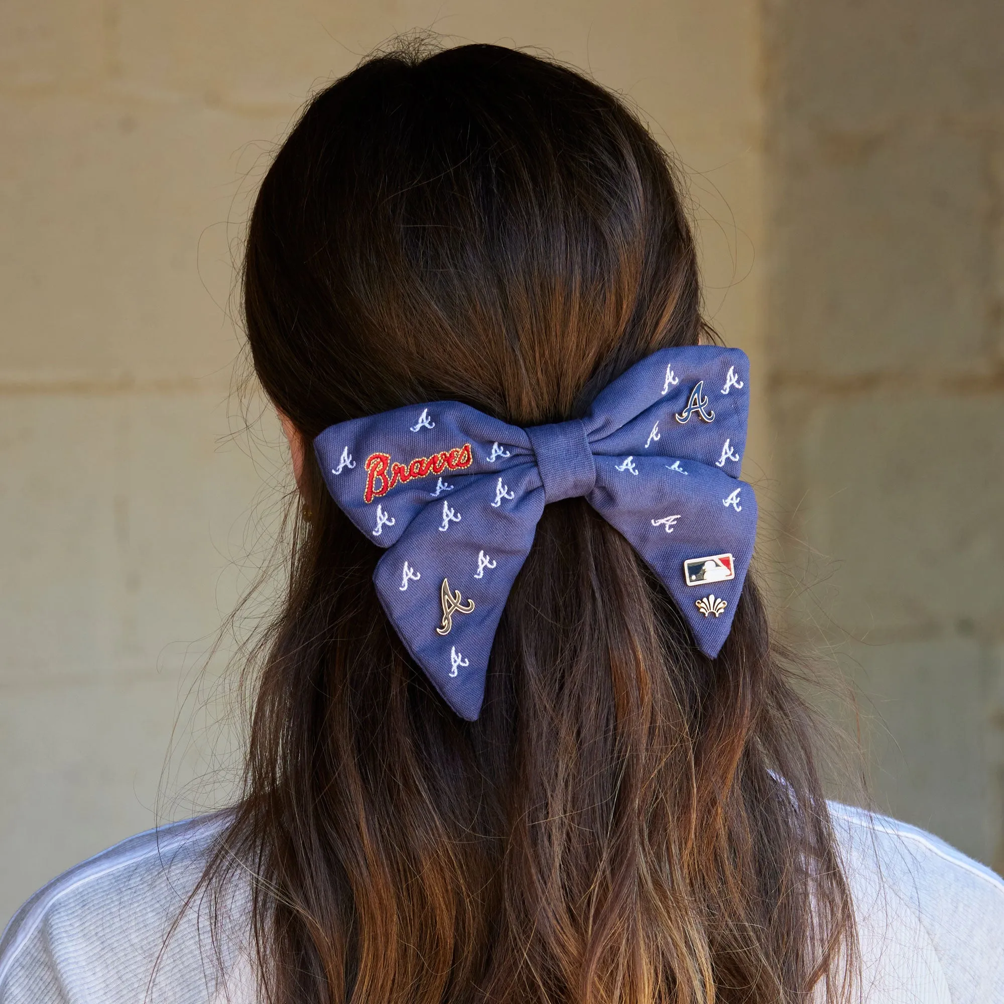 ATLANTA BRAVES LELE SADOUGHI / MLB NAVY BOW BARRETTE