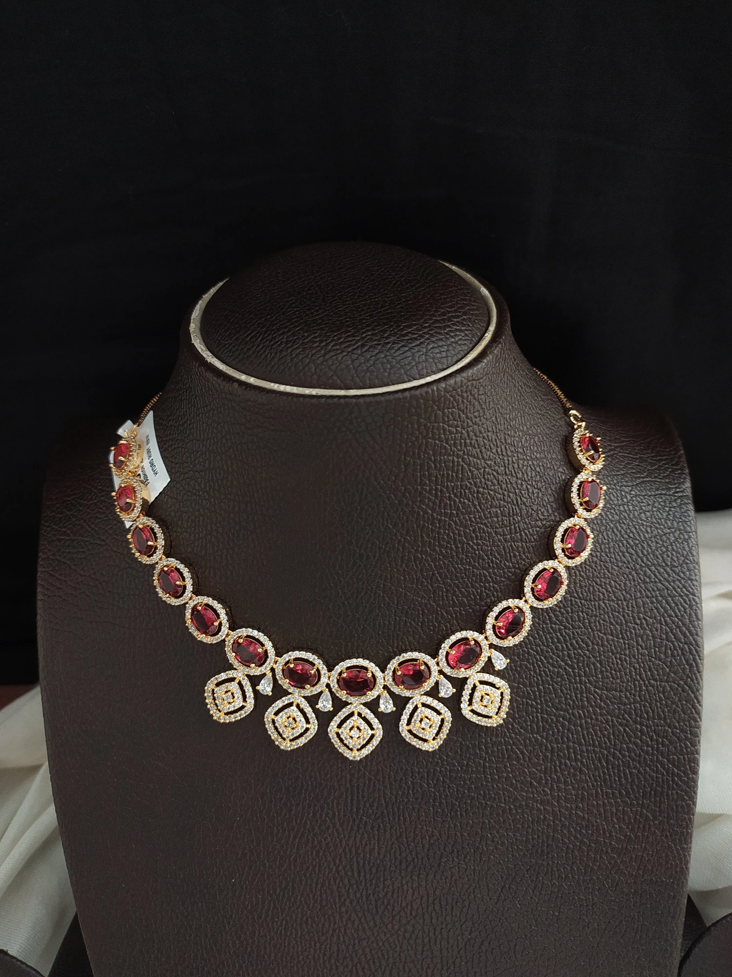 BEAUTIFUL GOLD-PLATED RUBY NECKLACE WITH ZIRCON STONES