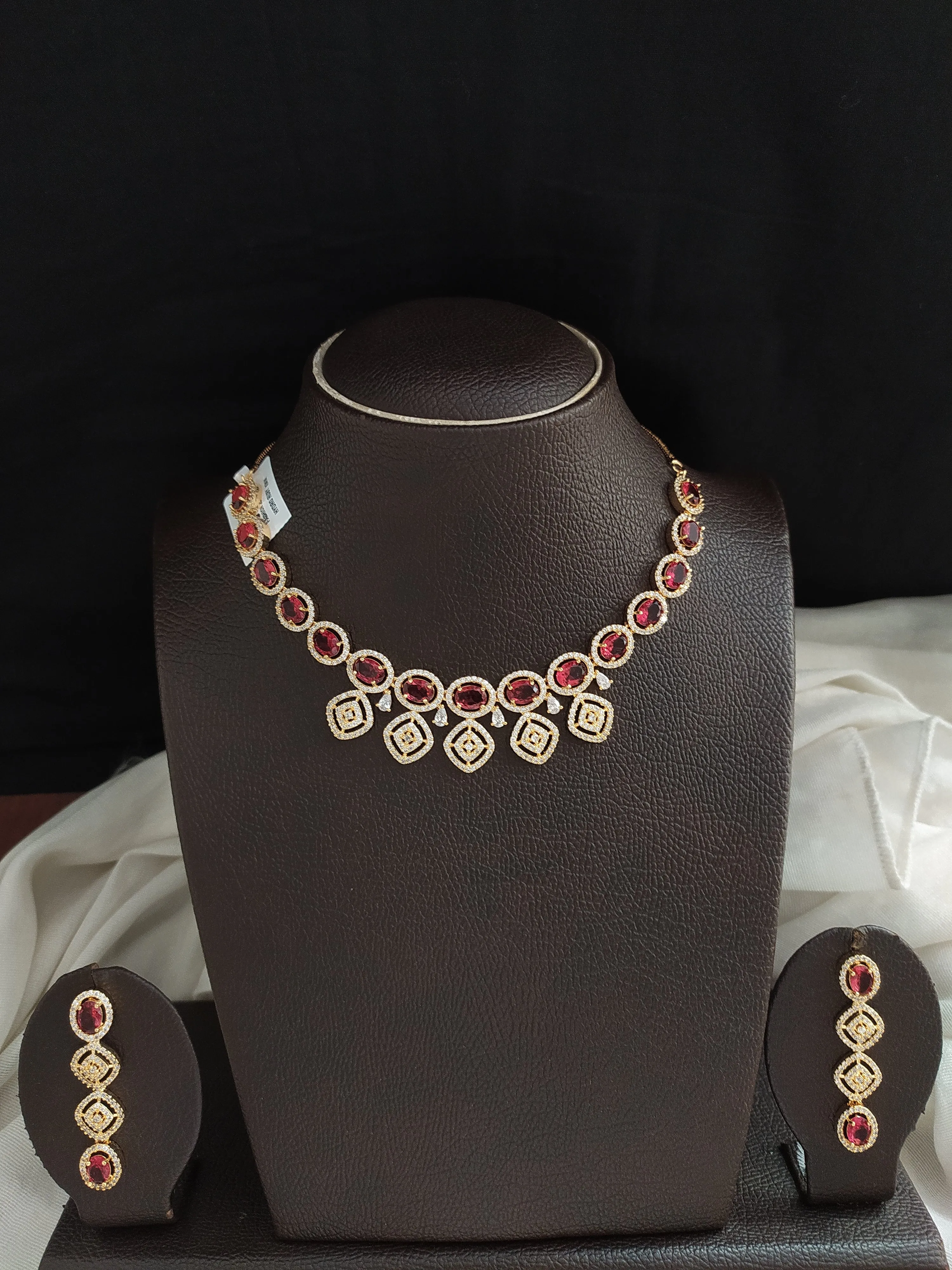 BEAUTIFUL GOLD-PLATED RUBY NECKLACE WITH ZIRCON STONES