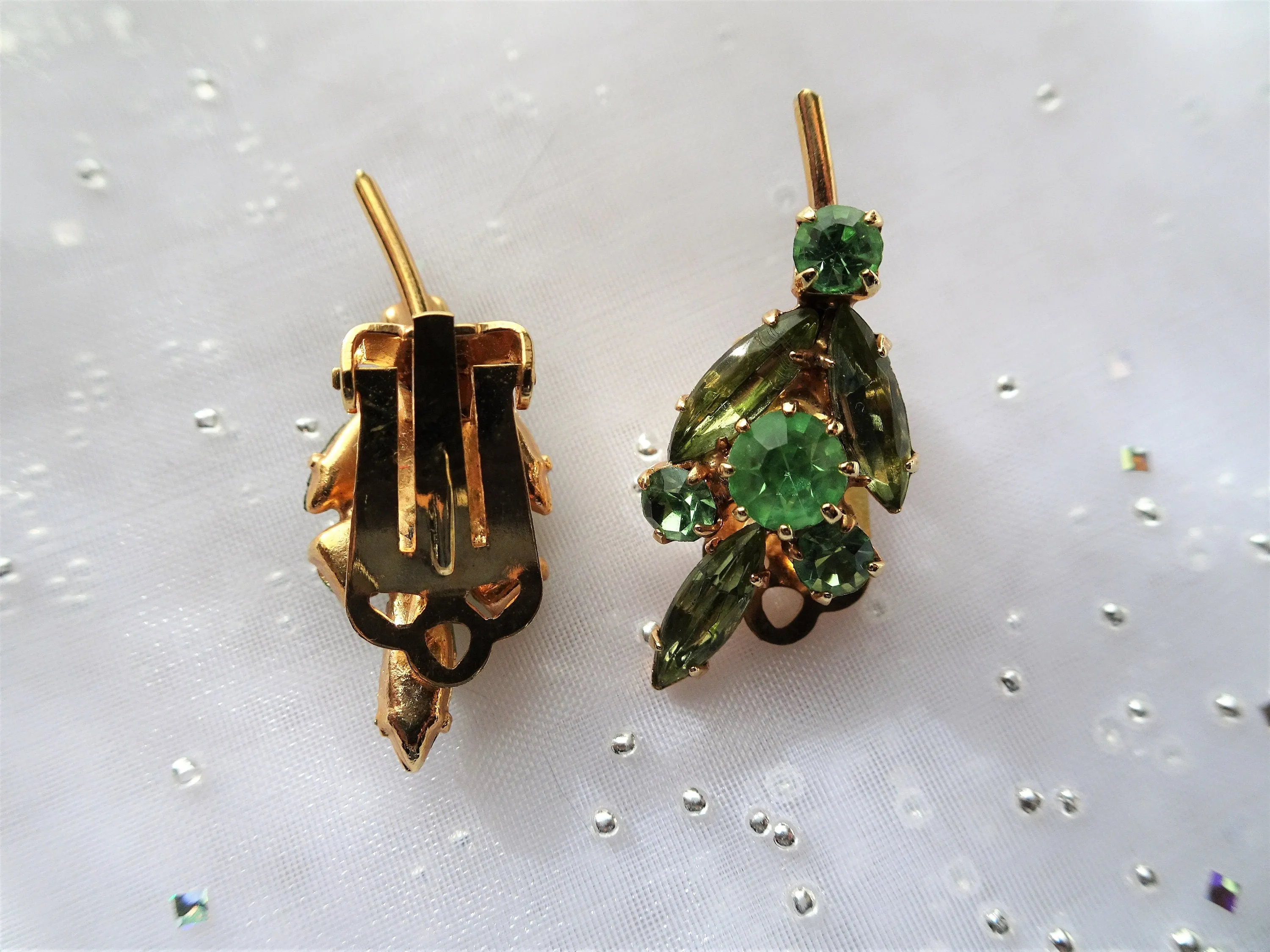 BEAUTIFUL Vintage Earrings,Art Glass Peridot Green,Glittering Glass Rhinestones Clip Ons,CLASSY Design,Collectible Mid Century Jewelry