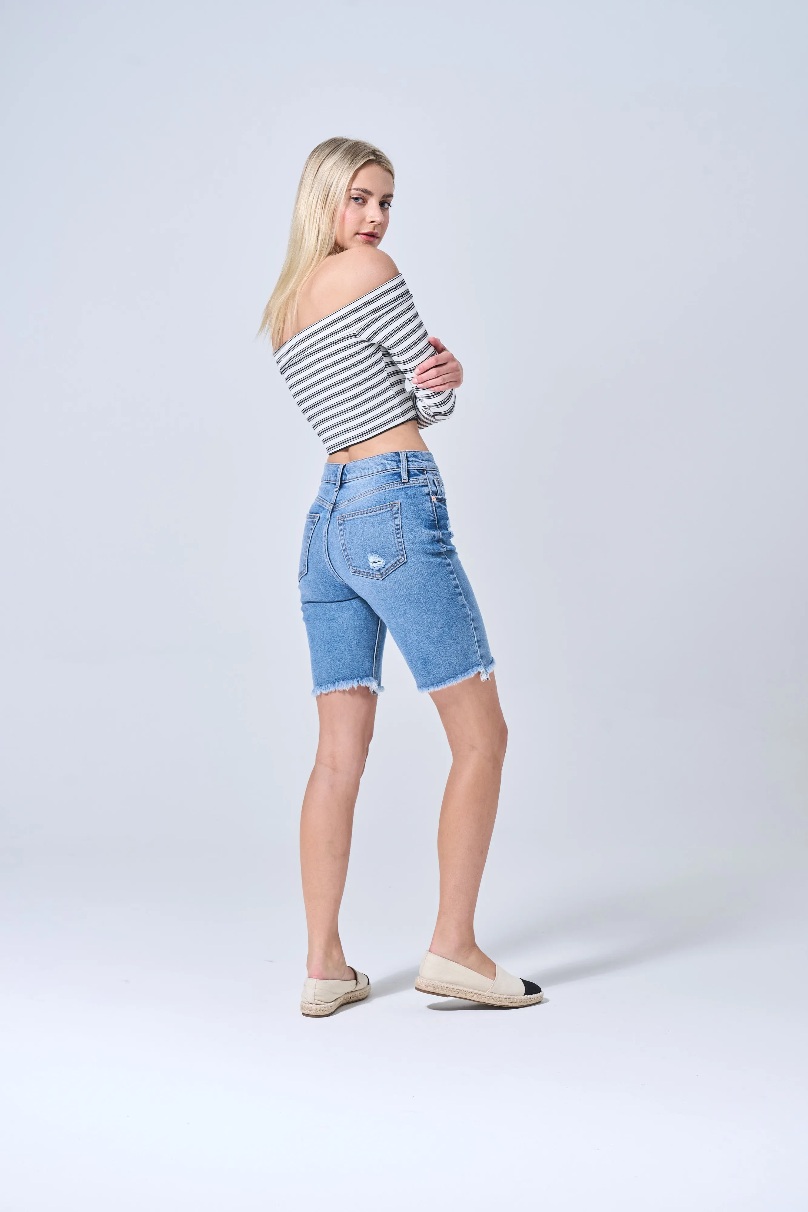 BERMUDA SHORTS WITH SLIGHT HIP DISTRESSING  / SP-S7551MD