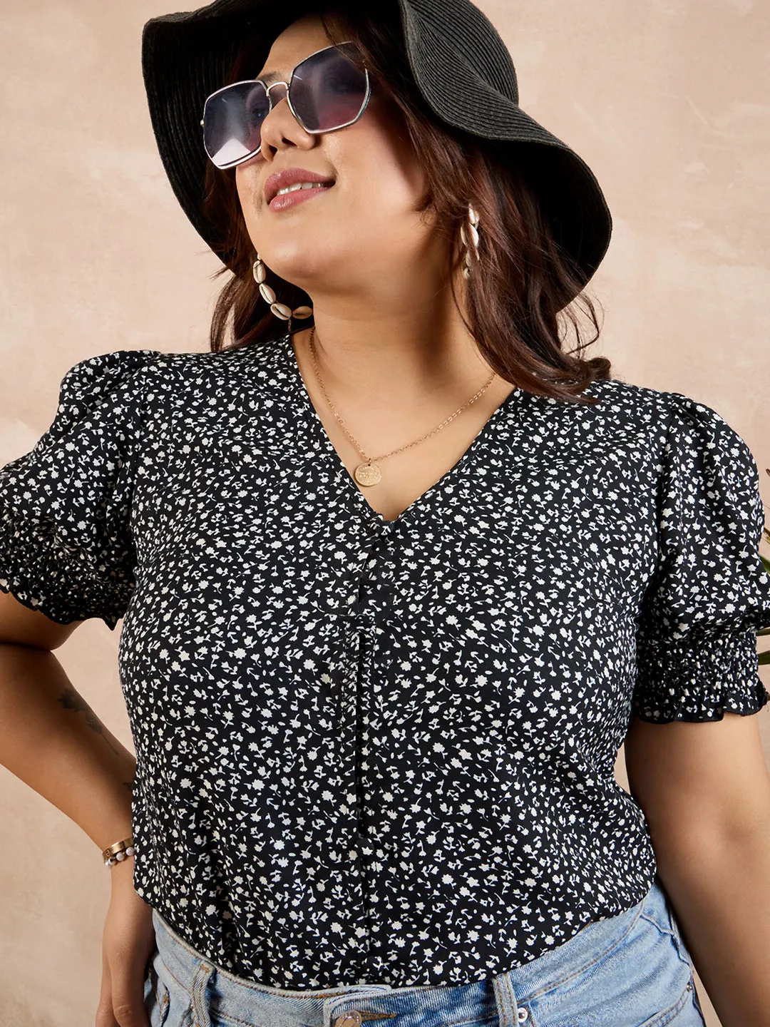 Berrylush Curve Women Black & White Floral Printed V-Neck Puff Sleeves Straight Hem Regular Top