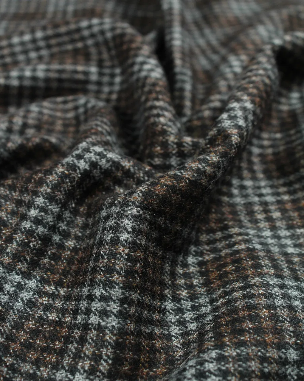 Black And Grey Glen Checks Pattern Woolen Tweed Fabric