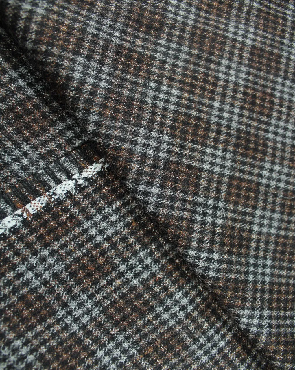 Black And Grey Glen Checks Pattern Woolen Tweed Fabric