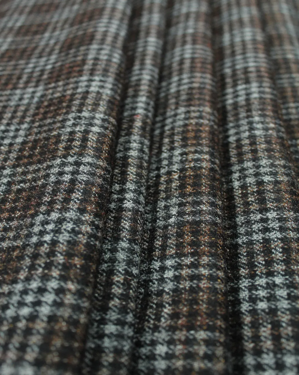 Black And Grey Glen Checks Pattern Woolen Tweed Fabric