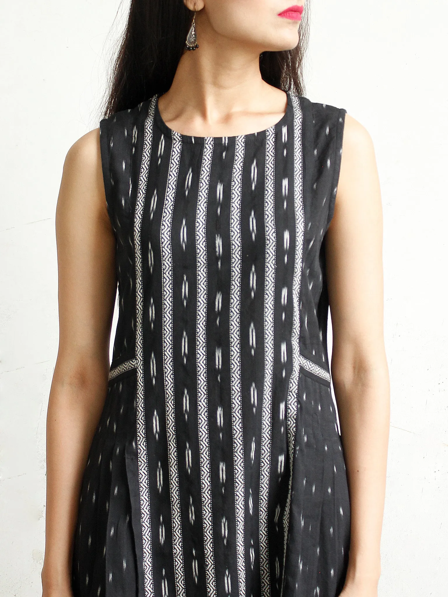 Black White Handwoven Ikat Knife Pleated Sleeveless Dress - D276F1461