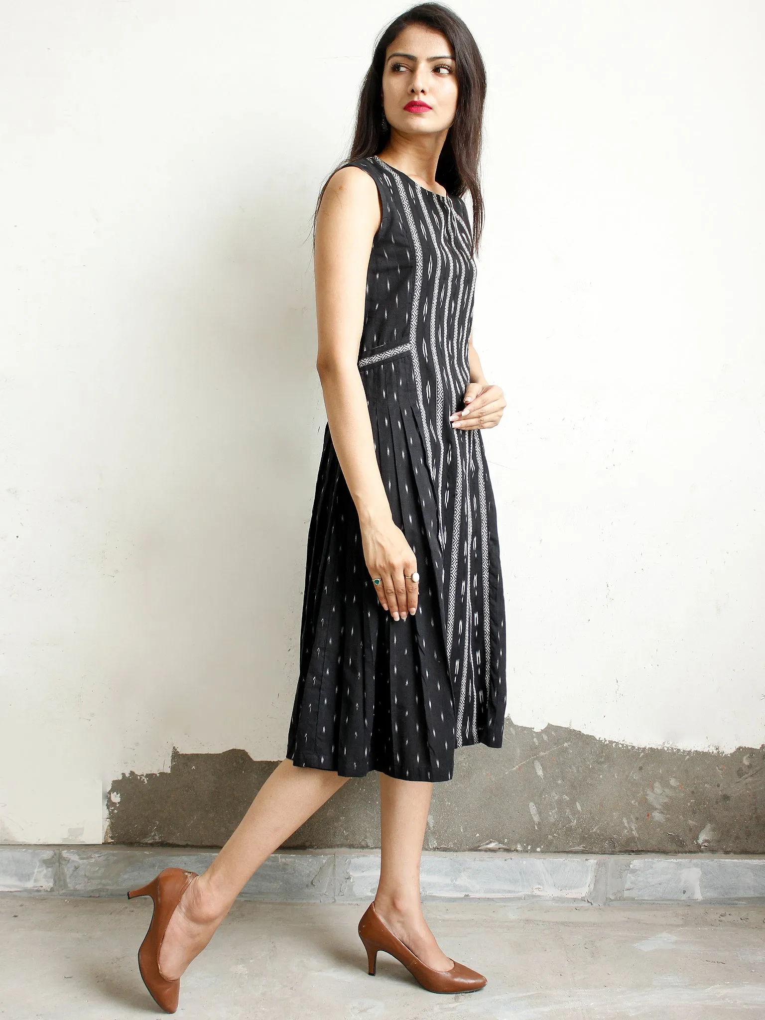 Black White Handwoven Ikat Knife Pleated Sleeveless Dress - D276F1461