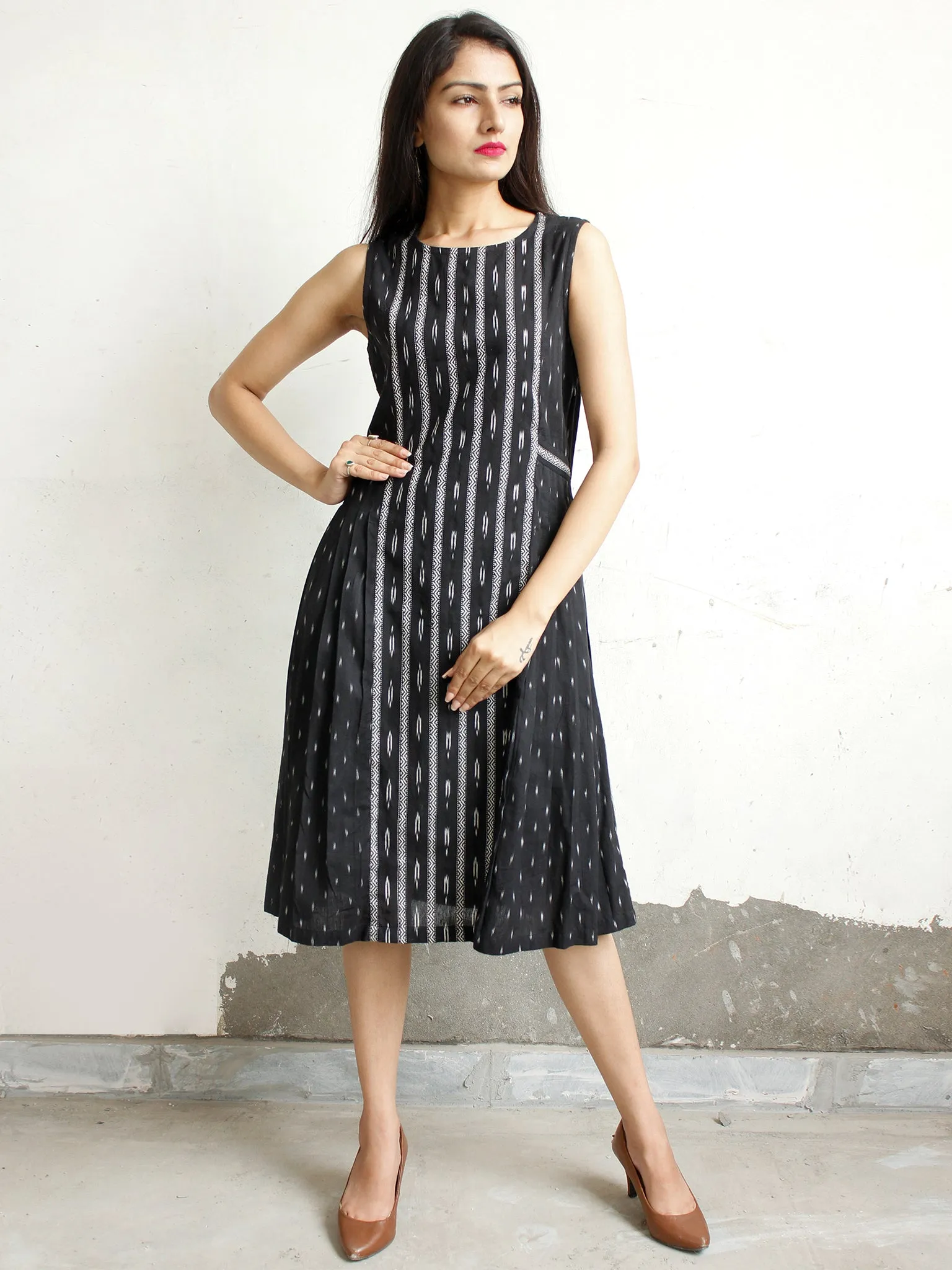 Black White Handwoven Ikat Knife Pleated Sleeveless Dress - D276F1461