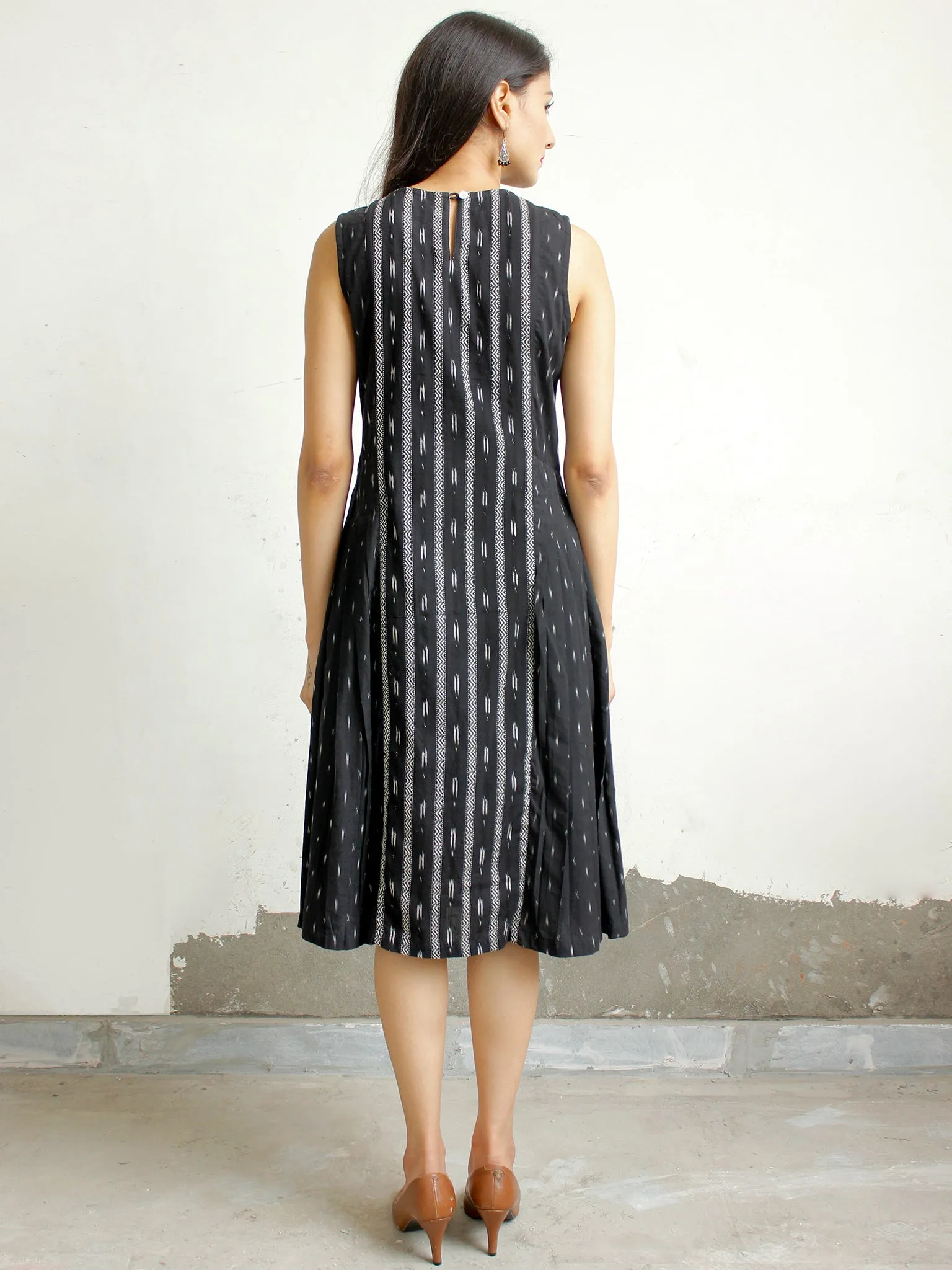 Black White Handwoven Ikat Knife Pleated Sleeveless Dress - D276F1461