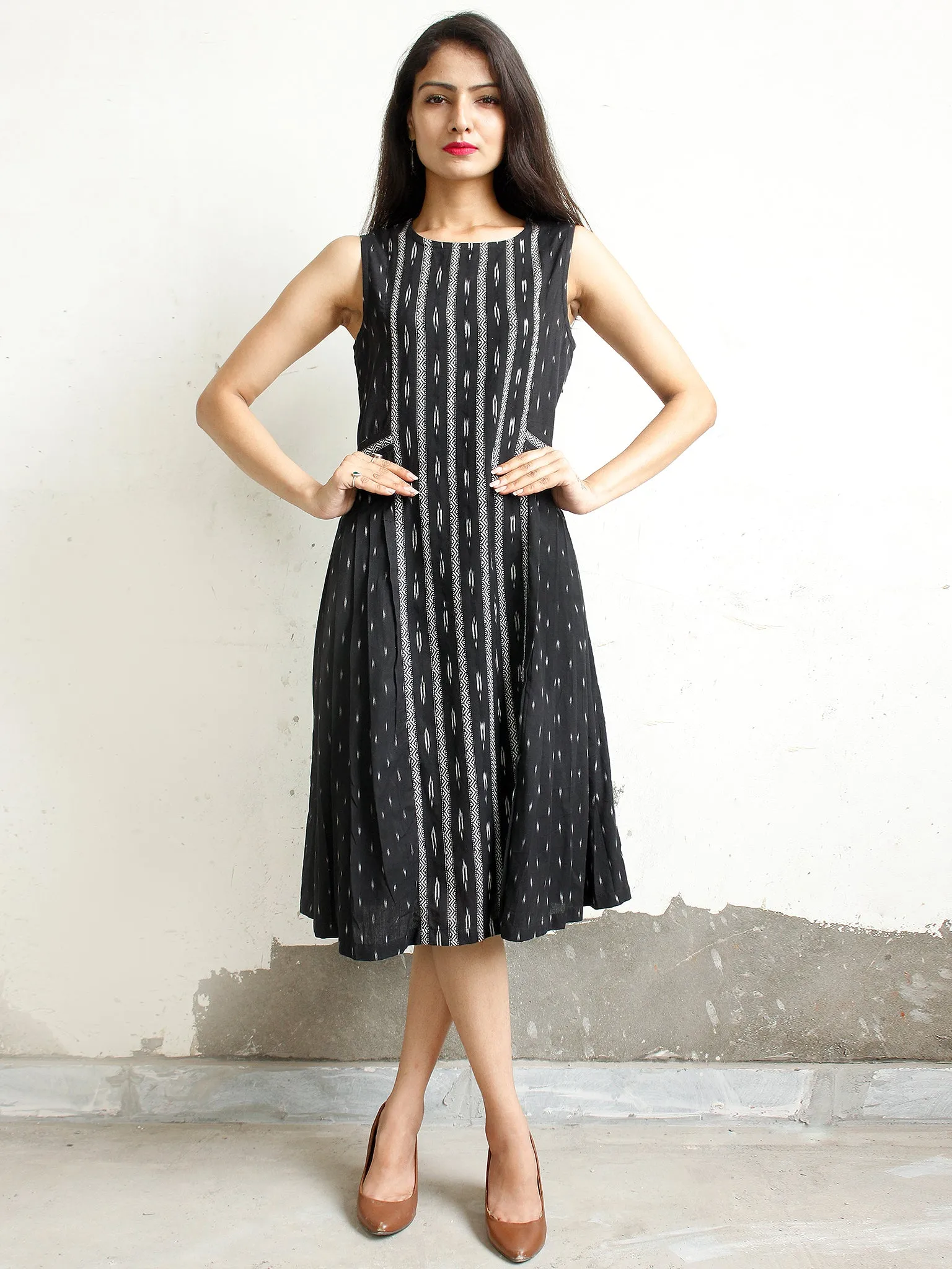 Black White Handwoven Ikat Knife Pleated Sleeveless Dress - D276F1461