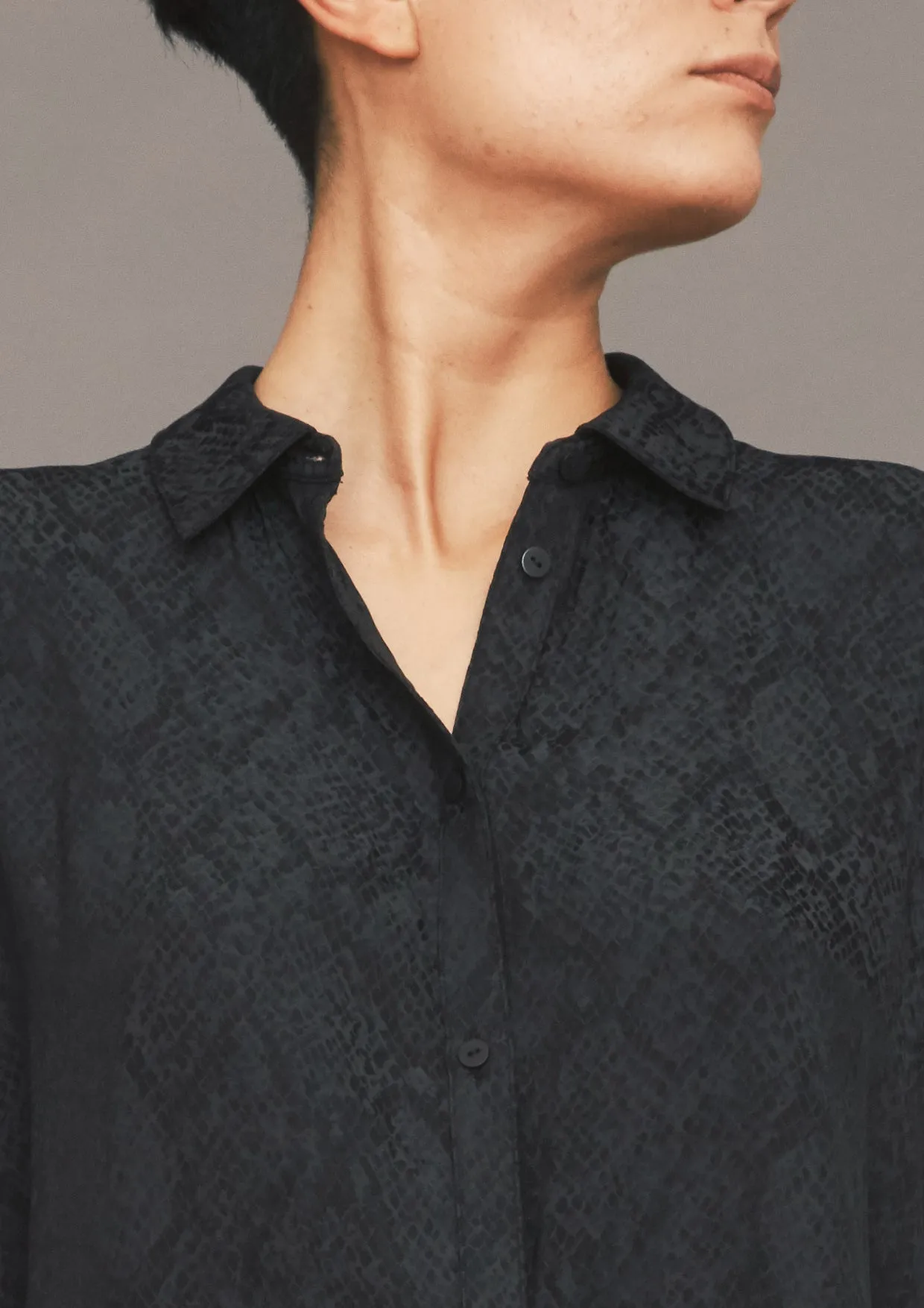 BLOUSE SHORT SLEEVES - JACQUARD SATIN black snake