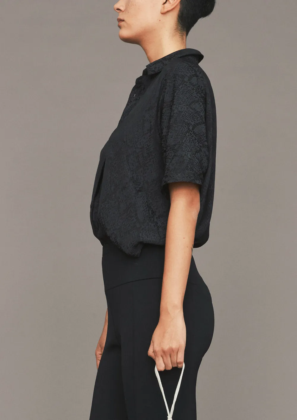 BLOUSE SHORT SLEEVES - JACQUARD SATIN black snake