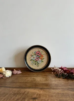 Broderie ronde cerclée de gris bleuté bouquet de fleurs printanier