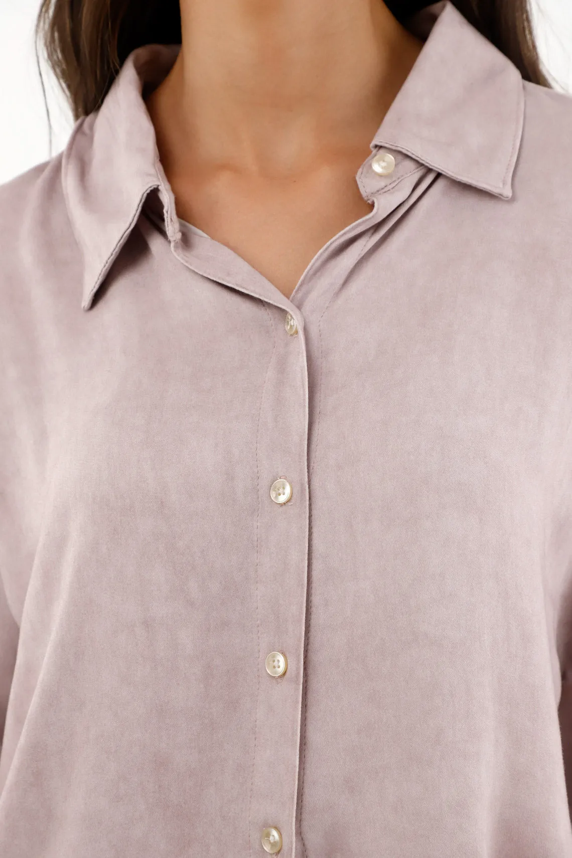 Camisa gris de cuello clásico para mujer