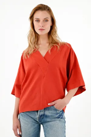 Camisa roja con escote en V para mujer