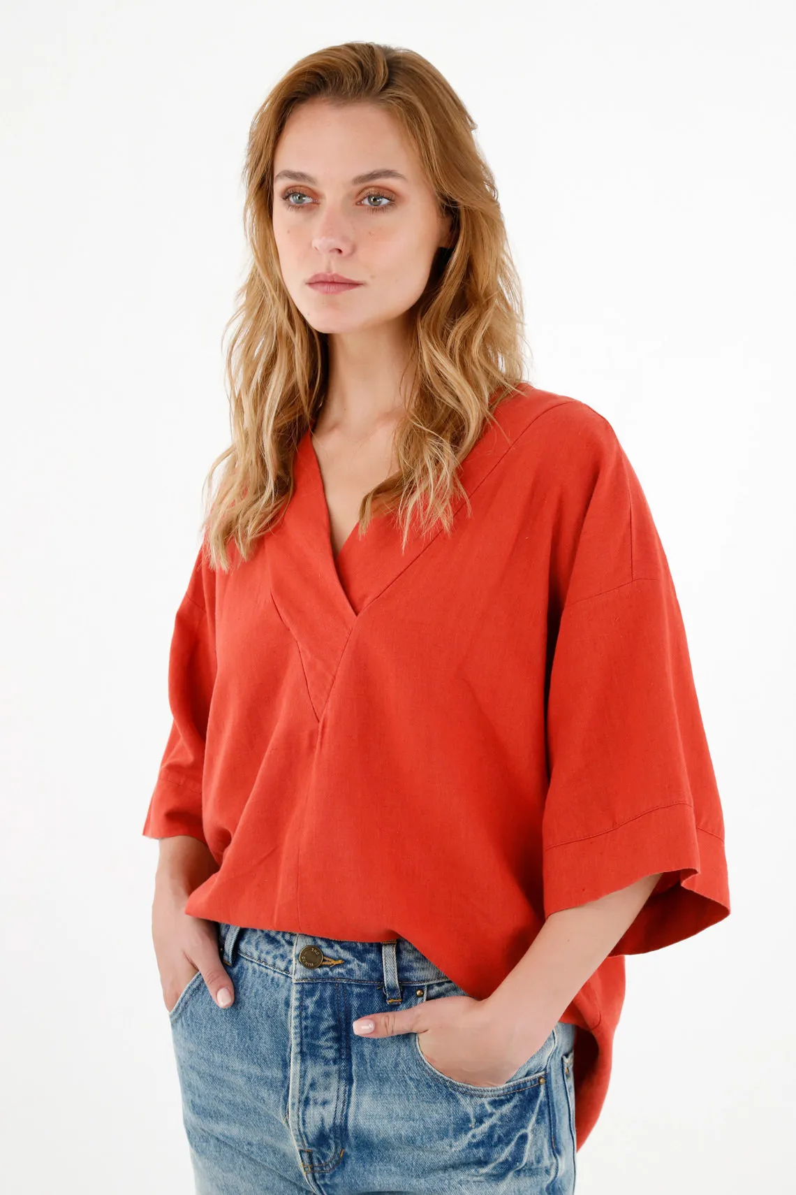 Camisa roja con escote en V para mujer