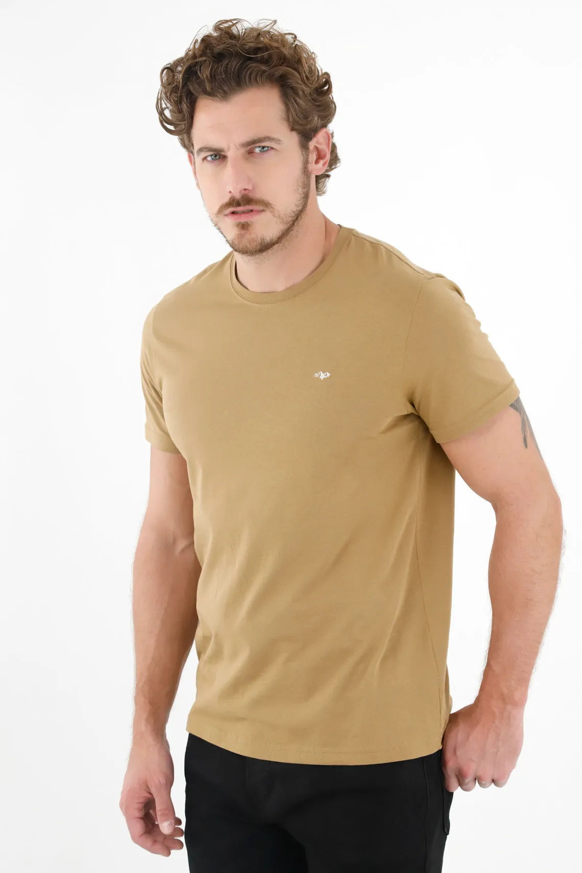 Camiseta café con mini bordado para hombre