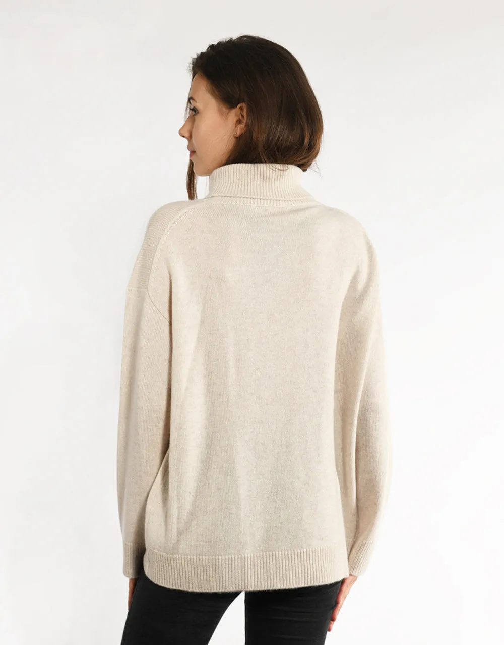 Cashmere Turtleneck Pullover with Curved Hem in Dune