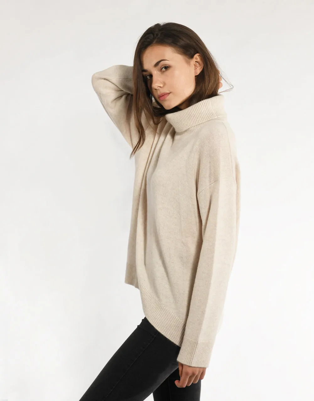 Cashmere Turtleneck Pullover with Curved Hem in Dune