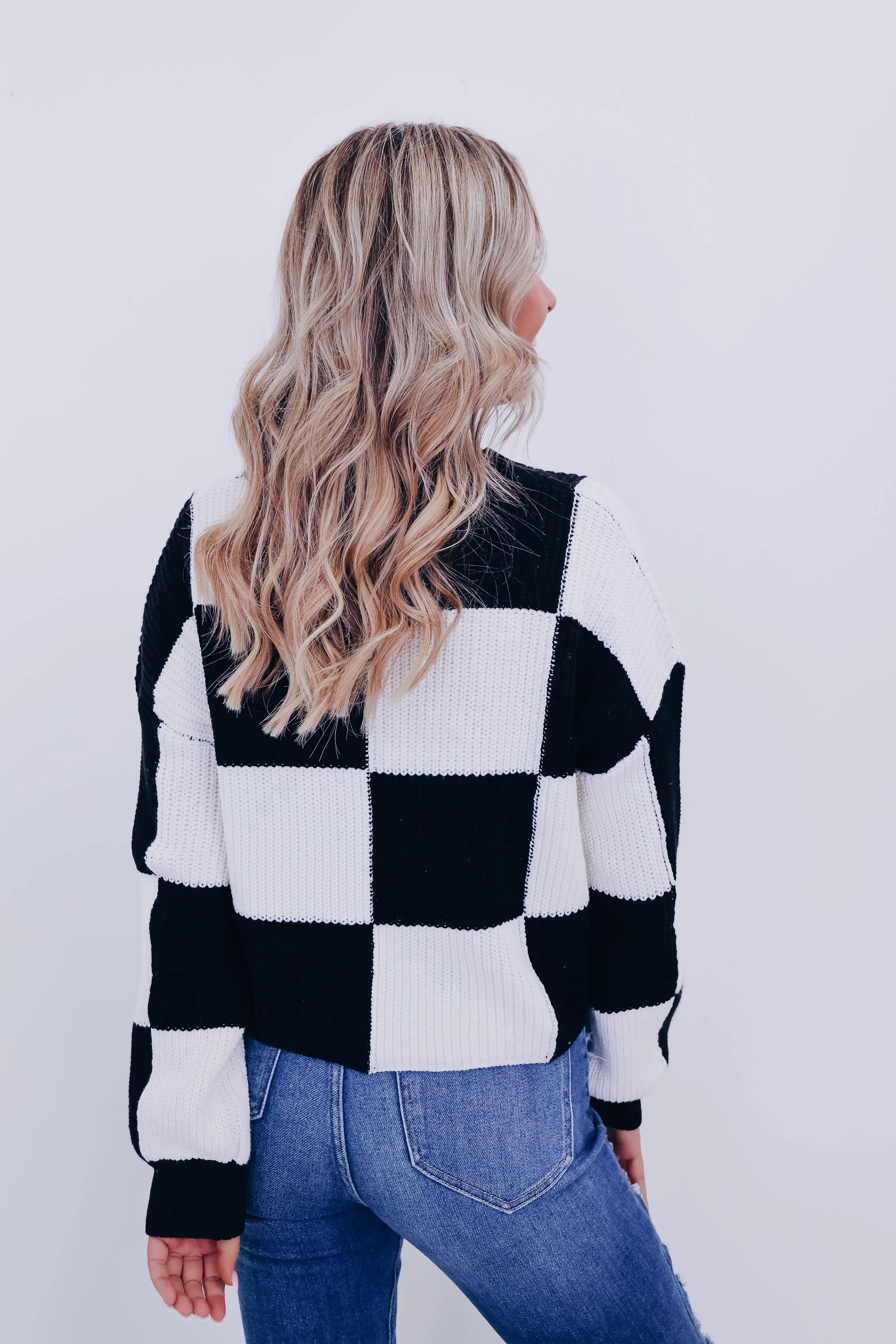 Charming Checkered Cropped Sweater - Black