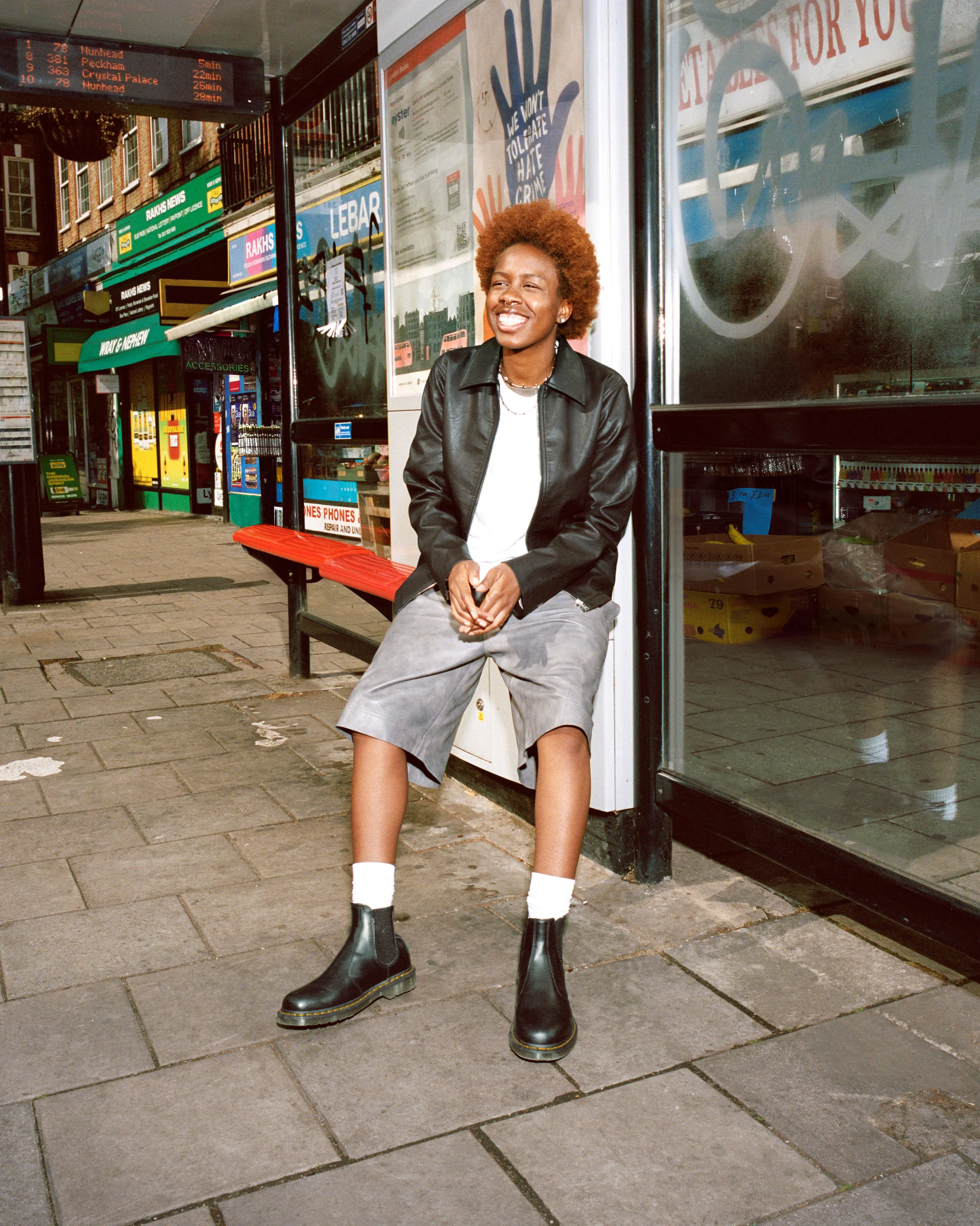 Chelsea boots in smooth leather with Dr stitching. Martens, black