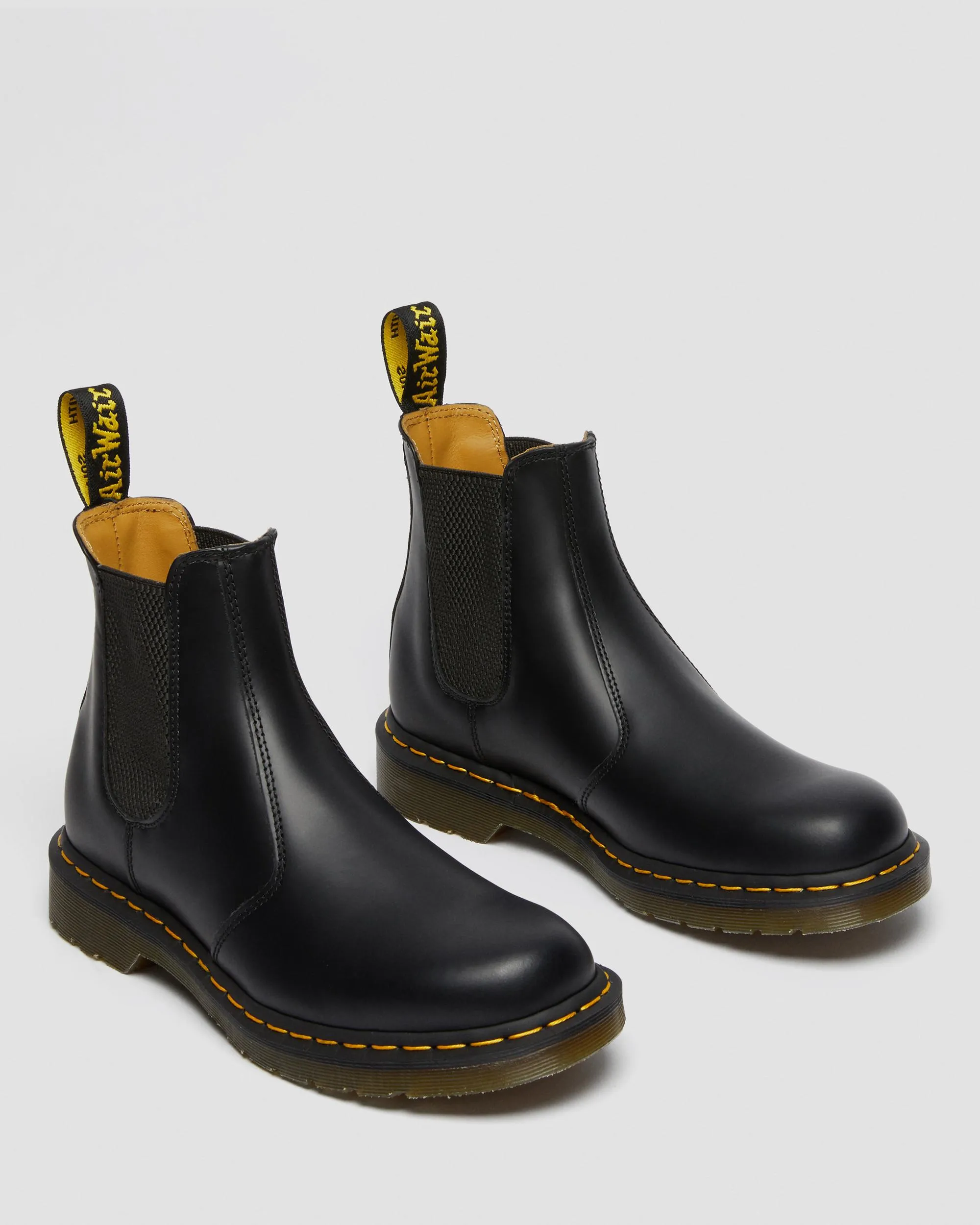 Chelsea boots in smooth leather with Dr stitching. Martens, black