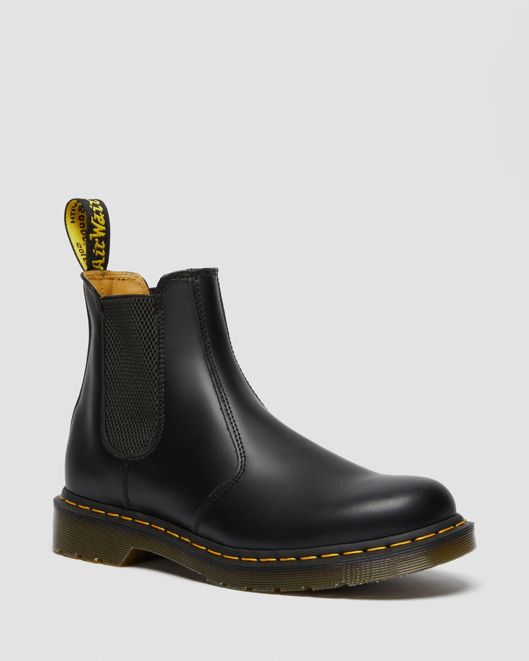 Chelsea boots in smooth leather with Dr stitching. Martens, black