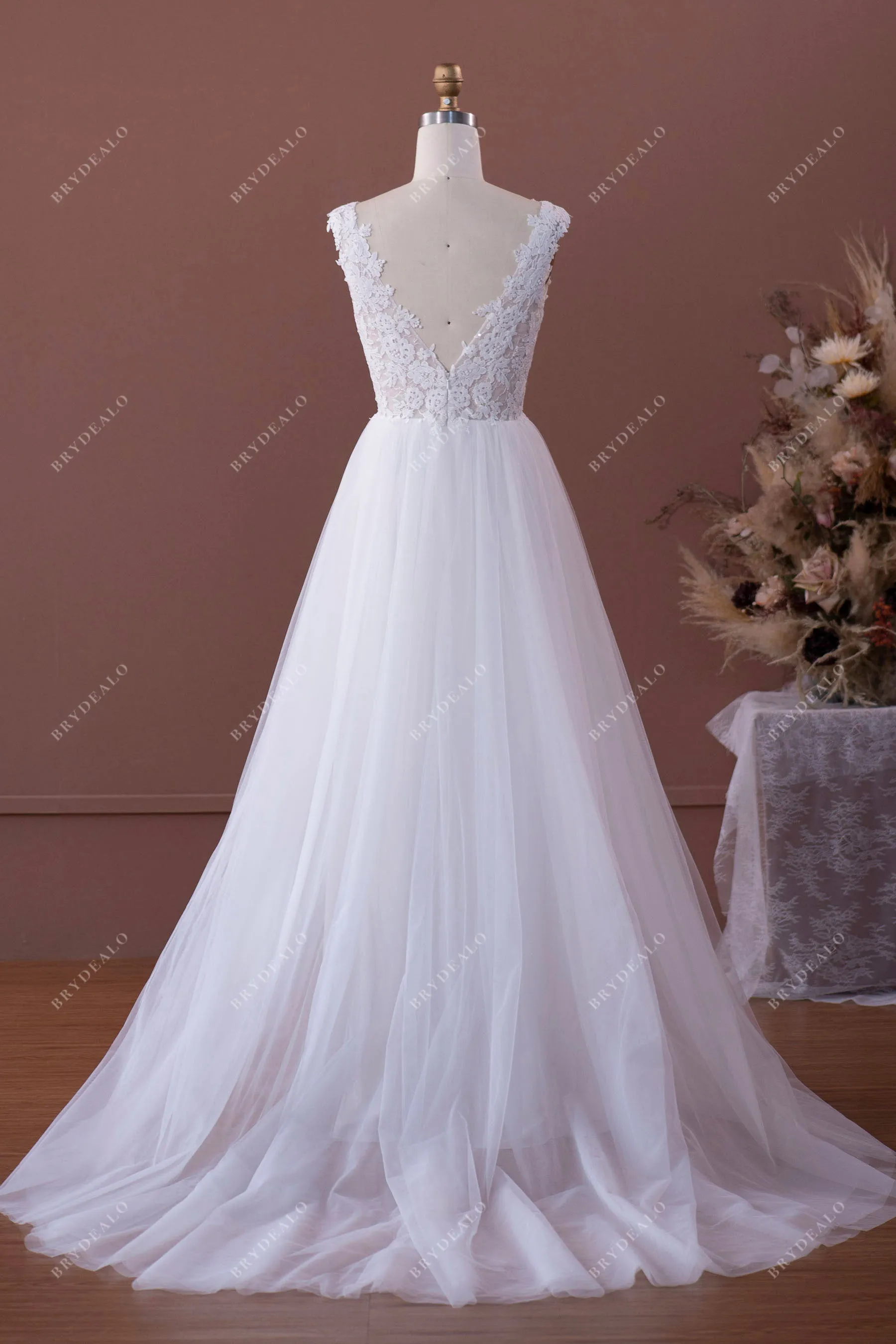 Chic Flower Lace V-neck Tulle A-line Long Wedding Dress