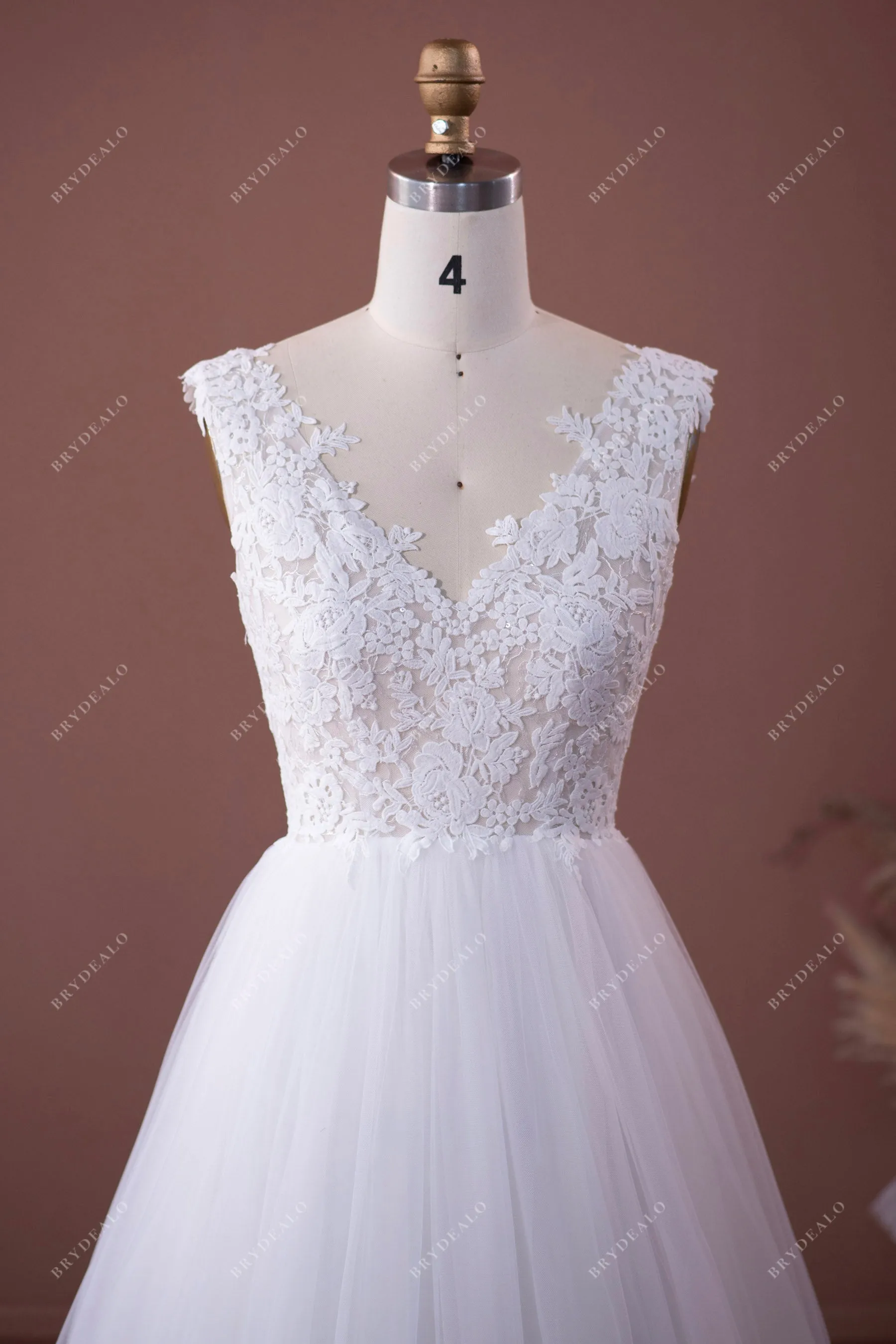 Chic Flower Lace V-neck Tulle A-line Long Wedding Dress