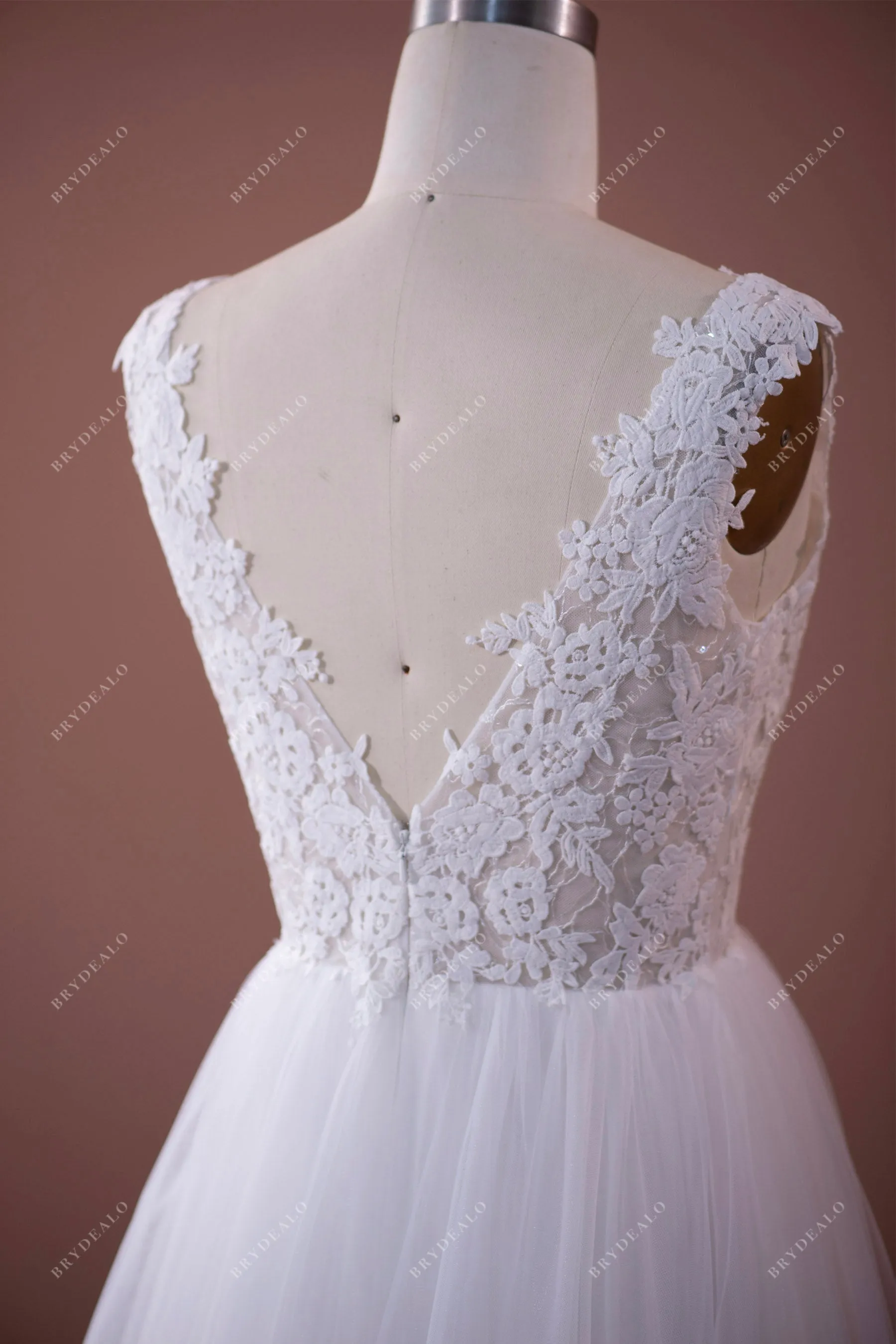 Chic Flower Lace V-neck Tulle A-line Long Wedding Dress