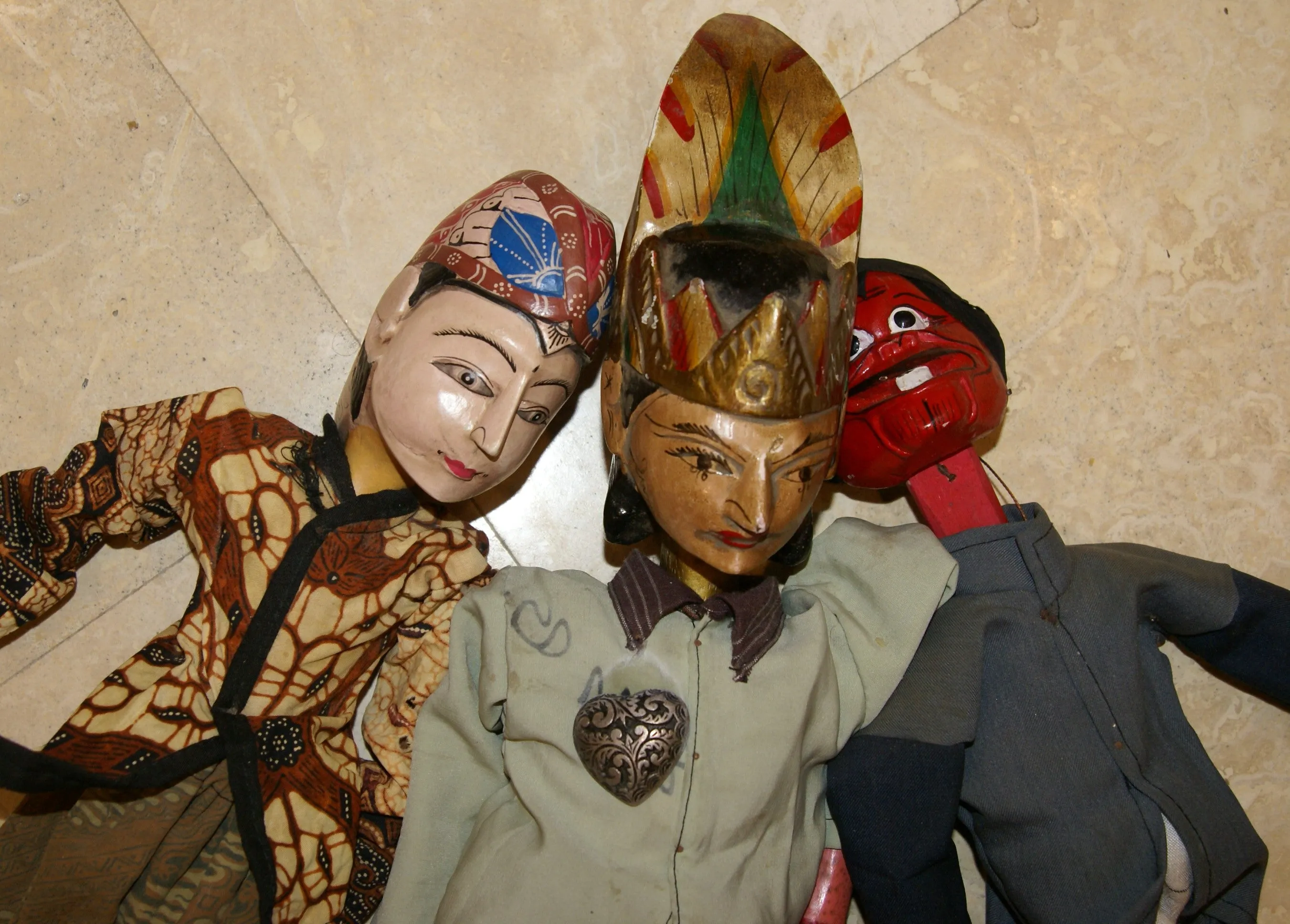 Choice between 3 Old Javanese Theater Hand Carved Hand Painted Wooden Wayang Golek, Collector Puppet Dolls, King Rama, Courtesan or Prankster, or all. Yogyakarta, late 1900’s, Indonesia.