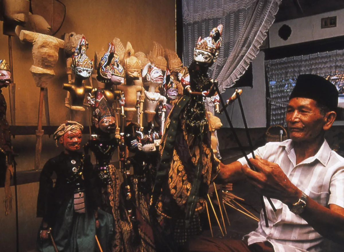 Choice between 3 Old Javanese Theater Hand Carved Hand Painted Wooden Wayang Golek, Collector Puppet Dolls, King Rama, Courtesan or Prankster, or all. Yogyakarta, late 1900’s, Indonesia.