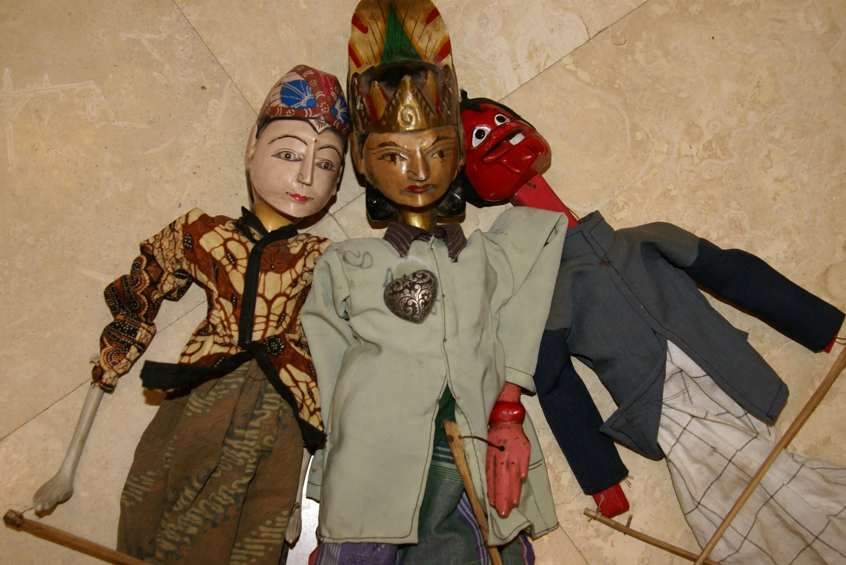 Choice between 3 Old Javanese Theater Hand Carved Hand Painted Wooden Wayang Golek, Collector Puppet Dolls, King Rama, Courtesan or Prankster, or all. Yogyakarta, late 1900’s, Indonesia.