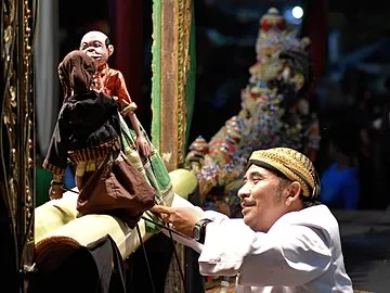 Choice between 3 Old Javanese Theater Hand Carved Hand Painted Wooden Wayang Golek, Collector Puppet Dolls, King Rama, Courtesan or Prankster, or all. Yogyakarta, late 1900’s, Indonesia.