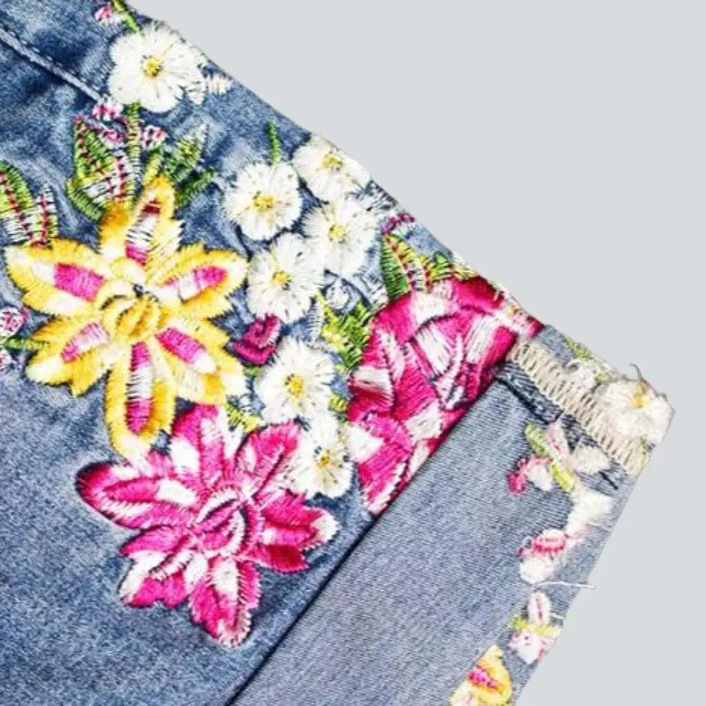 Color flower embroidery denim shorts