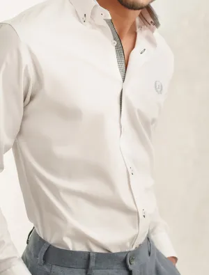 CRISP WHITE SHIRT FEATURING BUTTON DOWN COLLAR